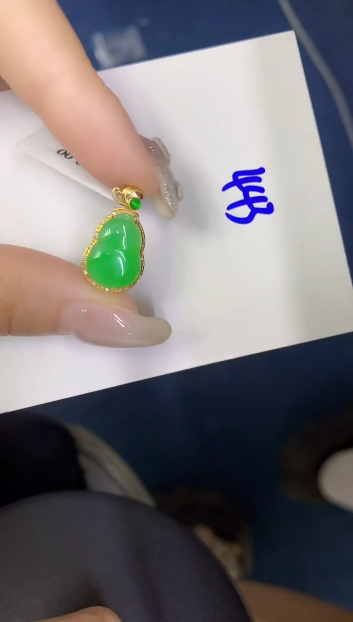 翡翠18K金镶嵌颈饰缅甸天然翡翠A货