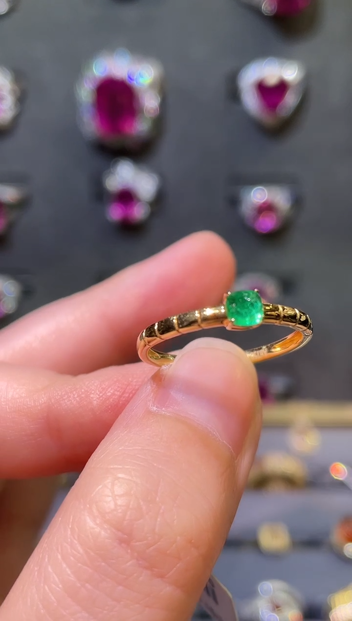 祖母绿戒指18K金镶嵌0.38ct