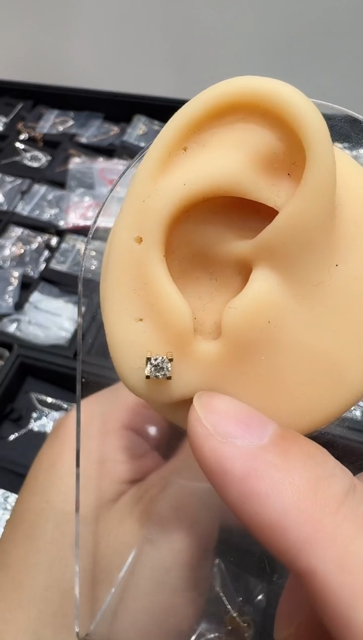 18K金镶嵌耳钉钻石50分k黄牛头耳钉一个