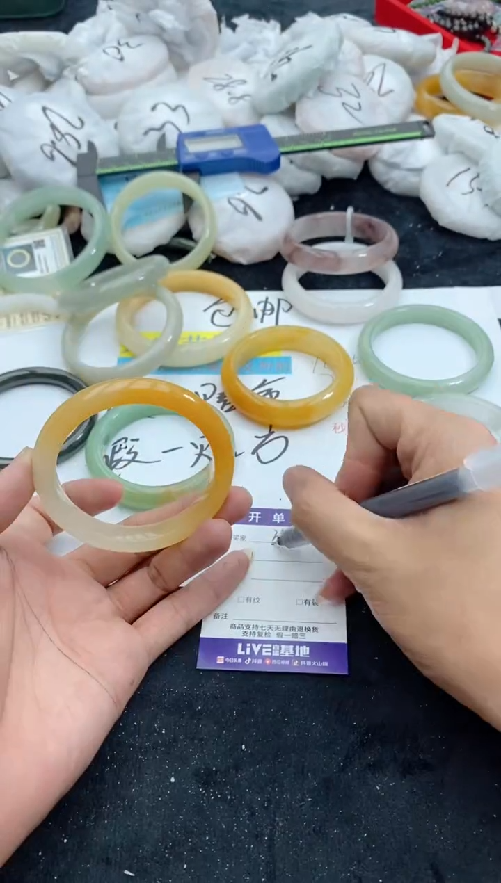 【闪购商品】石英质玉手镯未镶嵌210