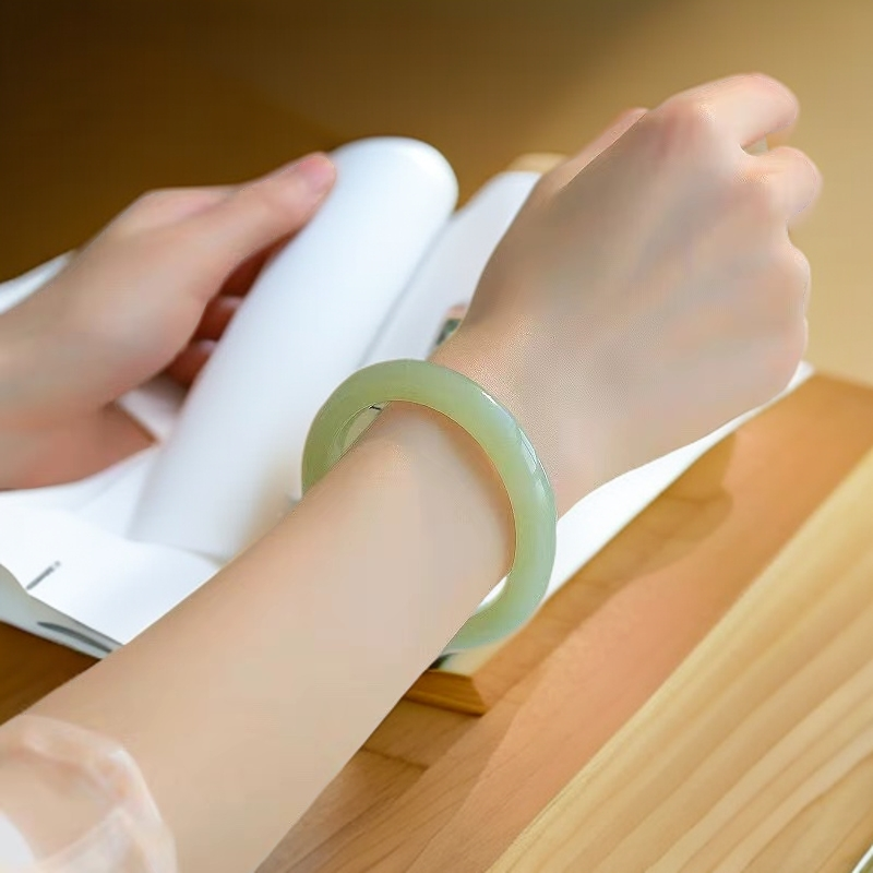 天然晴水和田玉手镯女/多样性发一