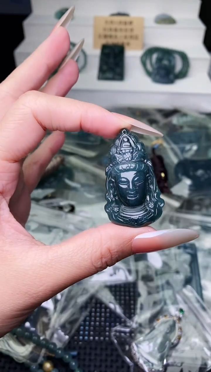 颈饰未镶嵌翡翠 