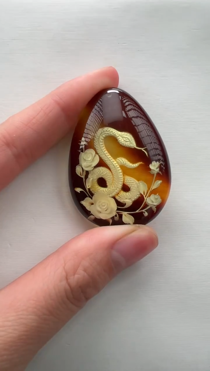 琥珀颈饰未镶嵌蛇
