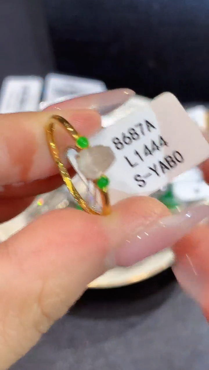18K金镶嵌戒指翡翠多样性发其一