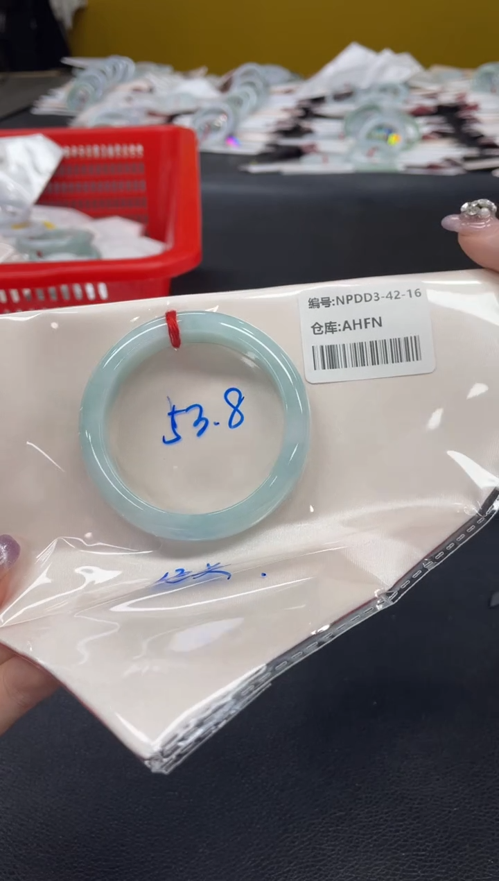 翡翠手镯未镶嵌翡翠手镯