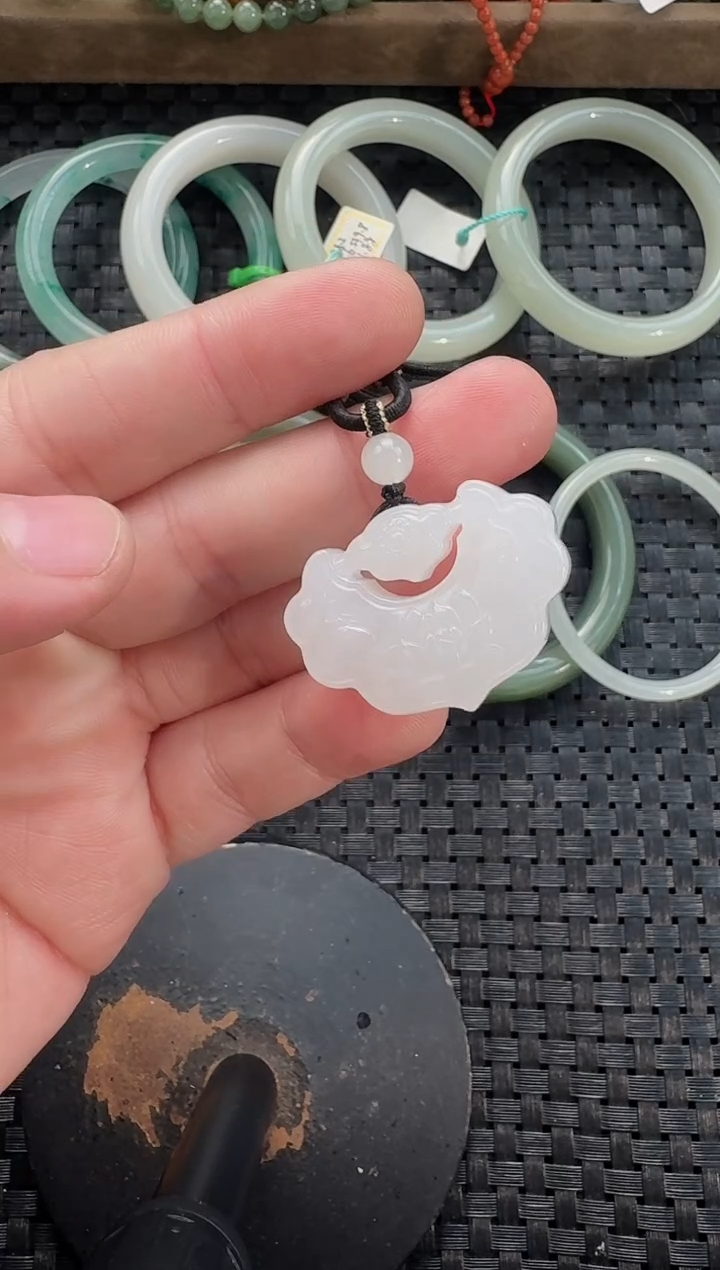 颈饰未镶嵌和田玉锁