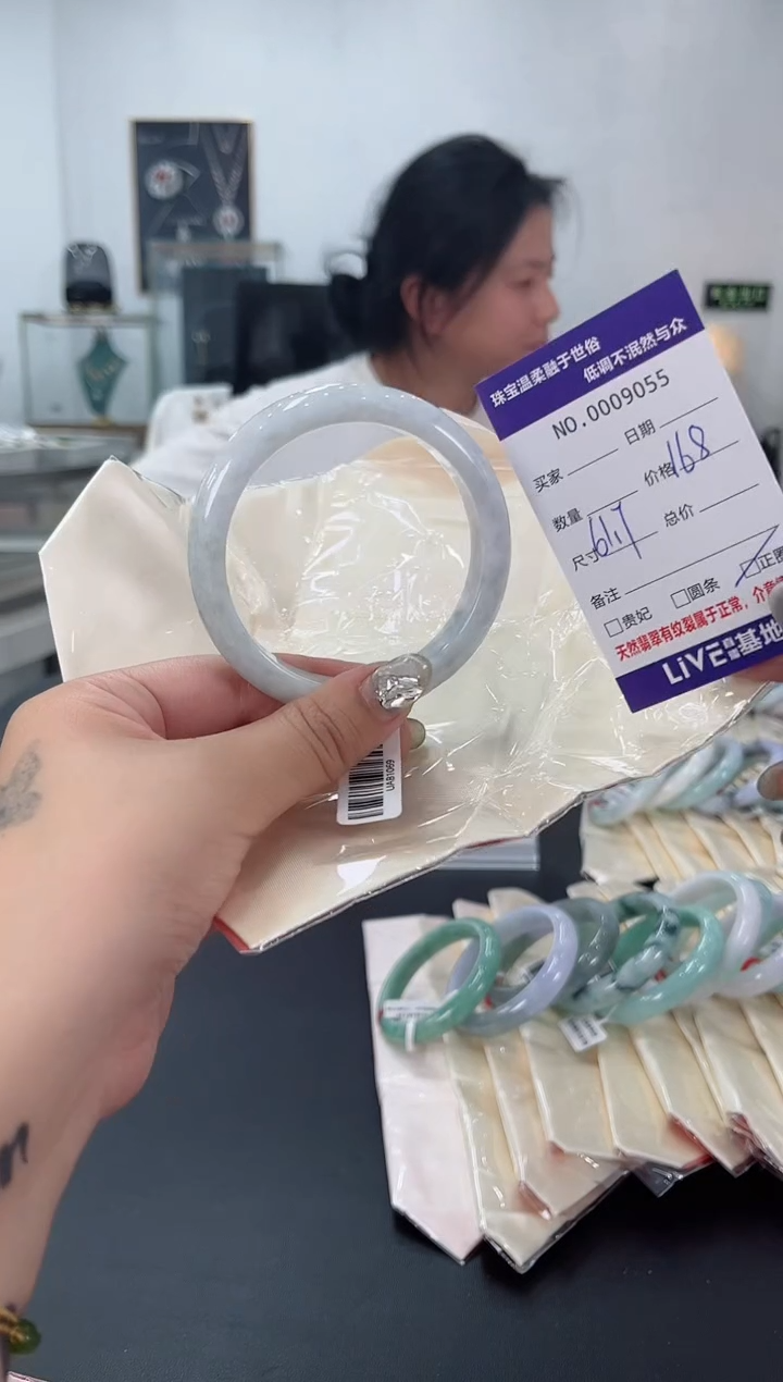 【闪购商品】翡翠手镯未镶嵌天然翡翠A货