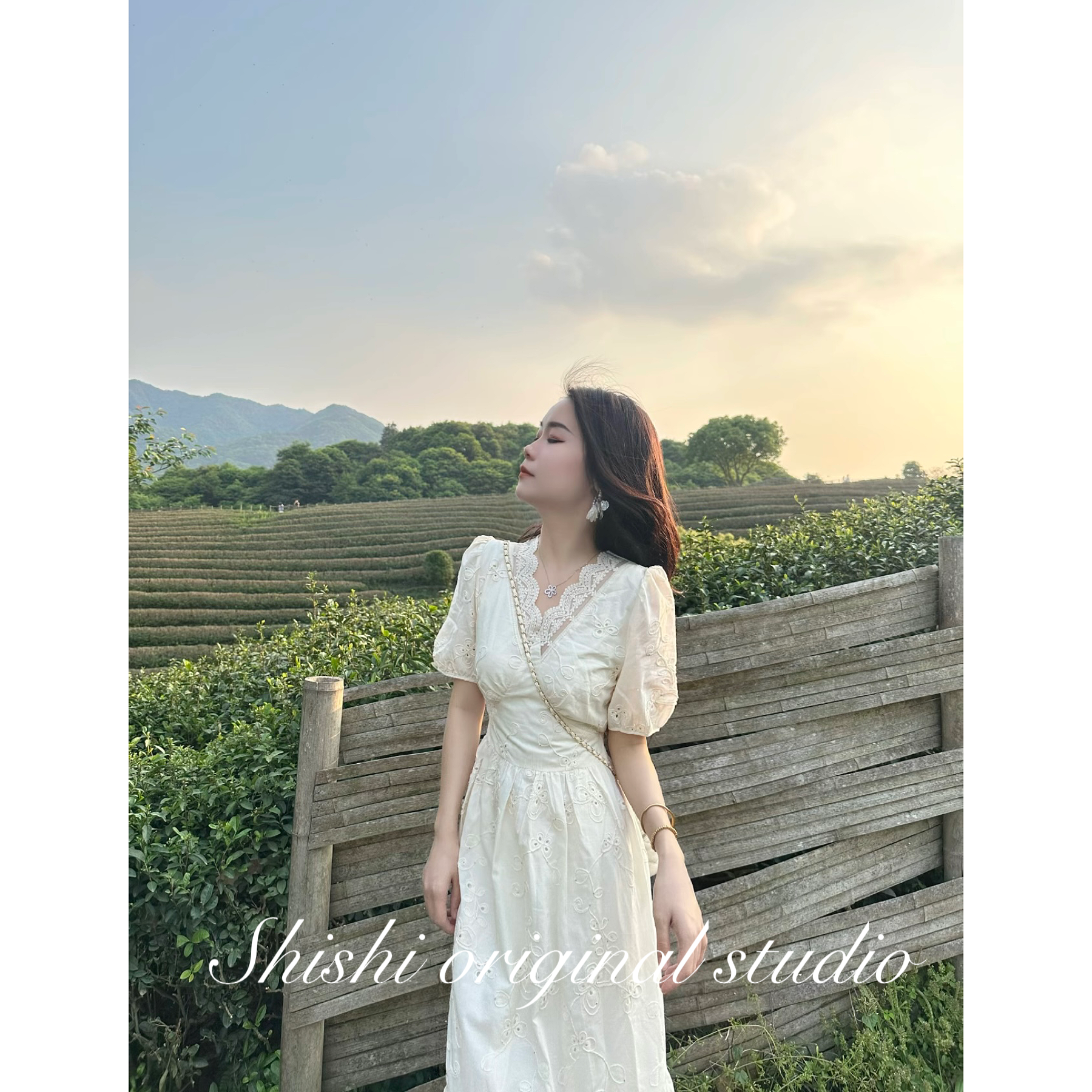 【诗诗专属】2025夏装新款高级感白色v领短袖连衣裙甜美绣花裙子