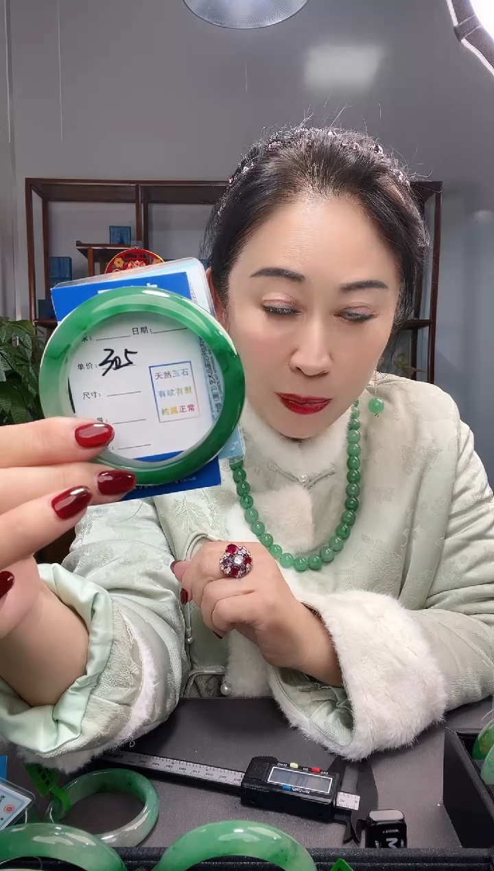 【闪购商品】石英质玉手镯未镶嵌非洲翠