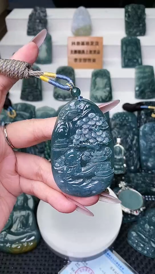 颈饰未镶嵌翡翠 1