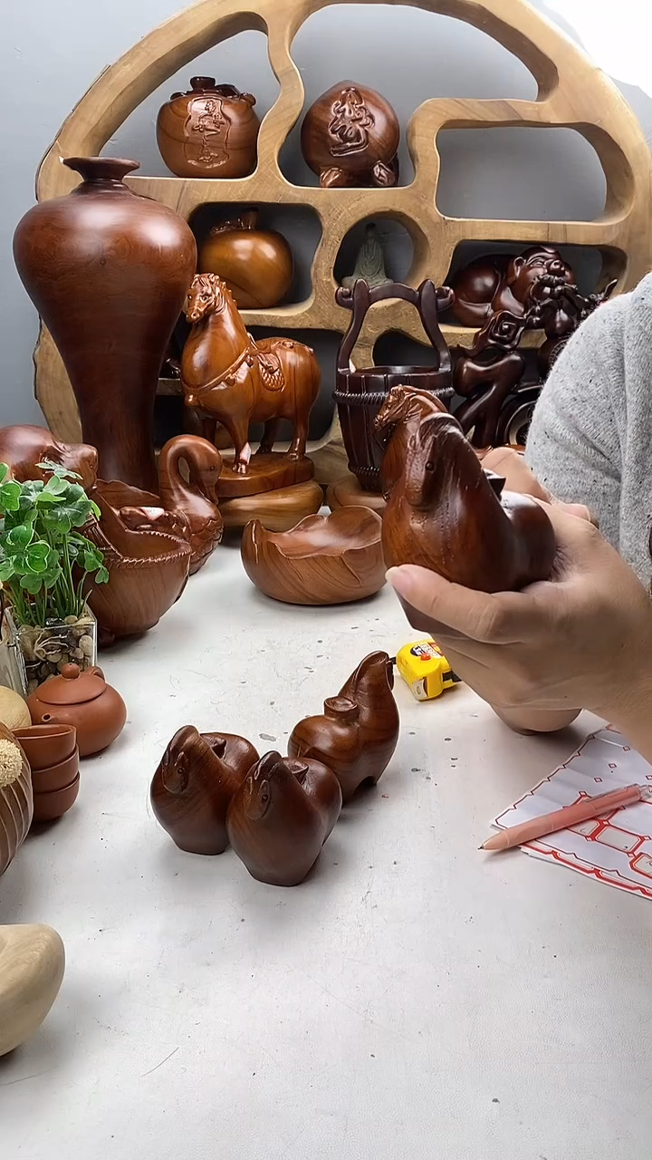 香樟木A29精品小唐马手把件/尺寸