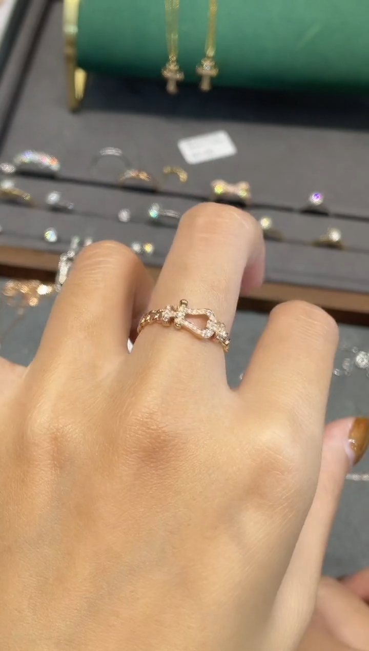 【闪购商品】钻石戒指18K金镶嵌H马蹄钻石戒指