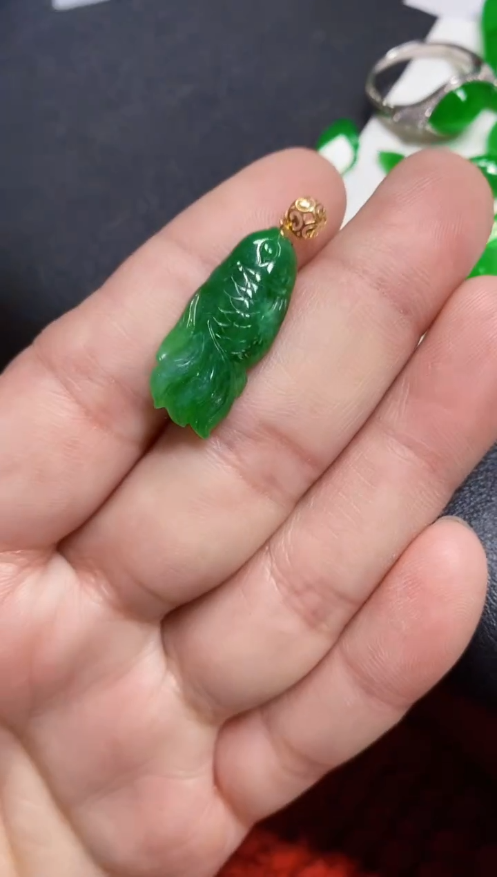 颈饰18K金镶嵌翡翠吊坠