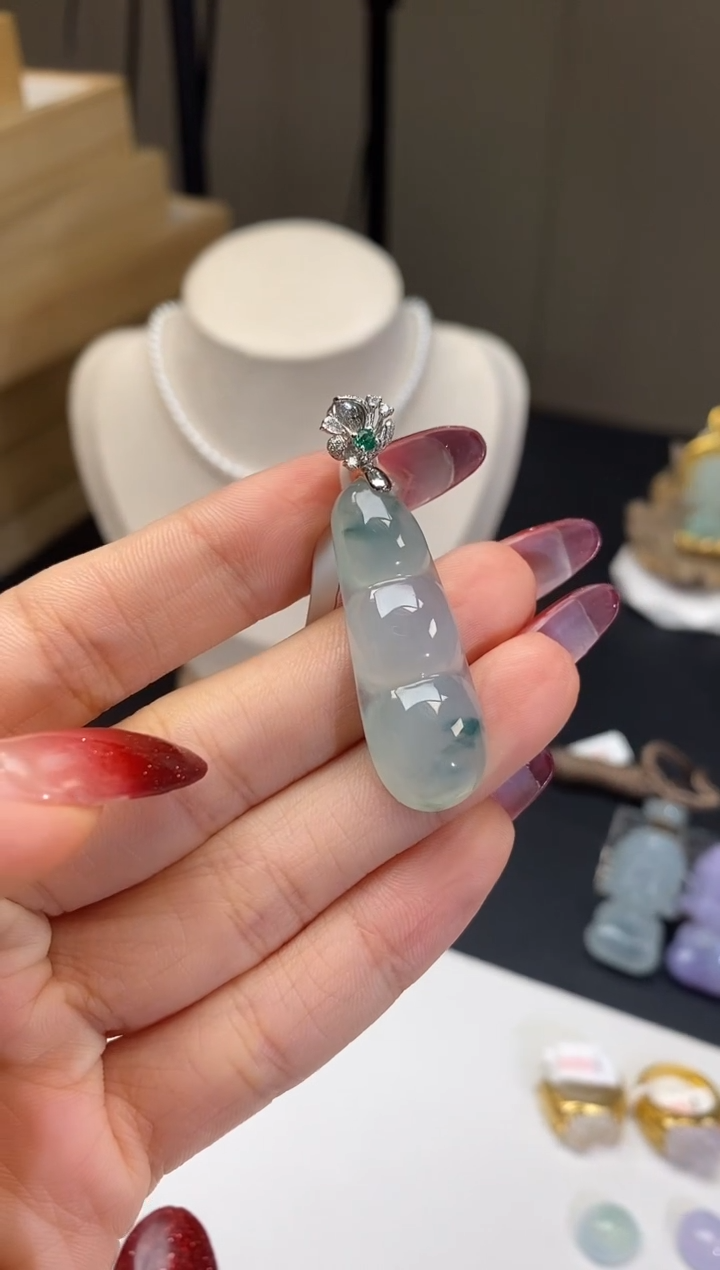 【闪购商品】翡翠吊坠(不含链)18K金镶嵌豆子