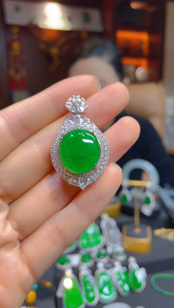 【闪购商品】翡翠颈饰银S925镶嵌112437天然A货翡翠蛋面