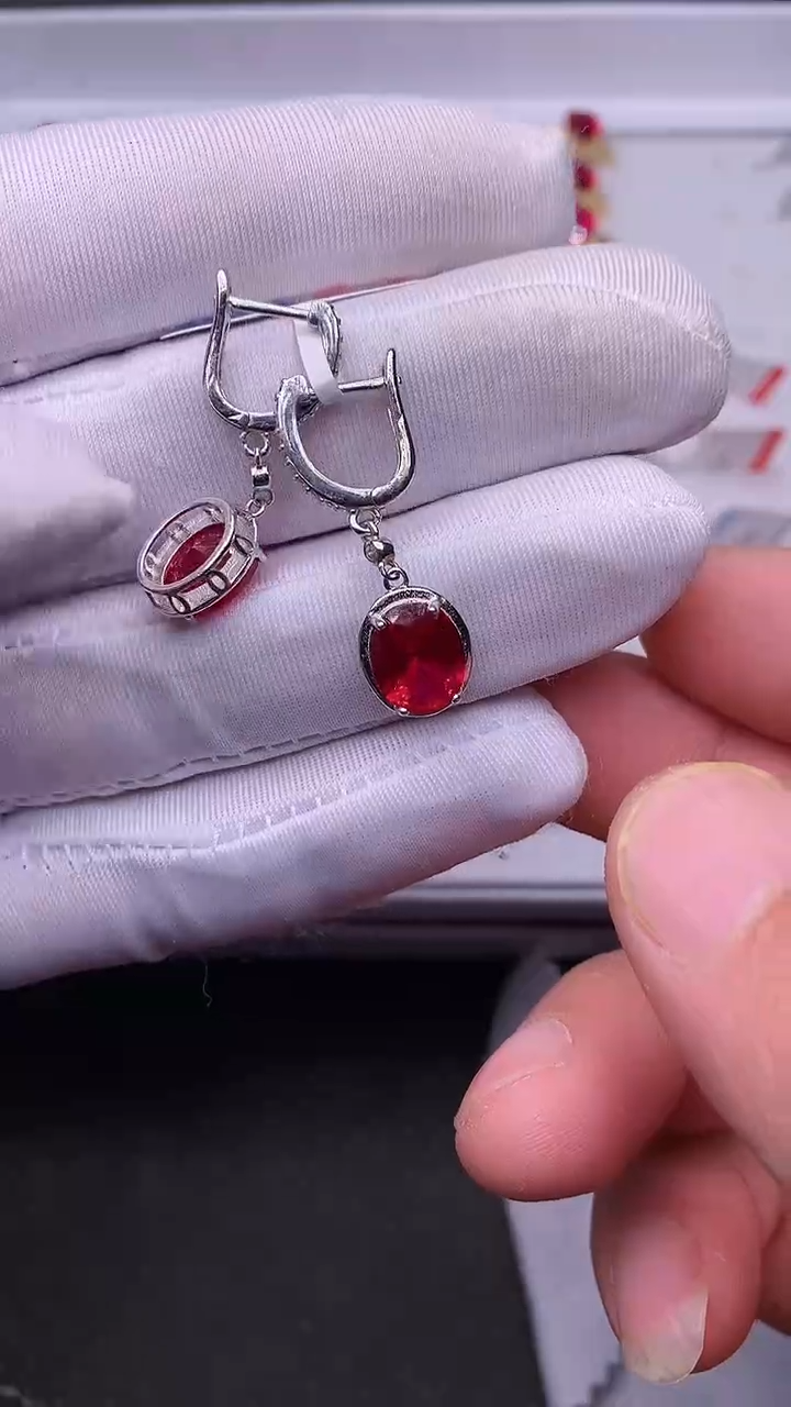 【闪购商品】红宝石耳饰银S925镶嵌............