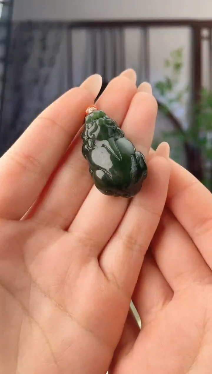 颈饰未镶嵌和田玉貔貅 p