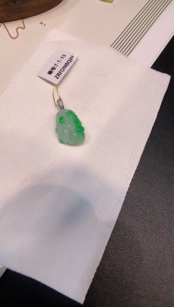 颈饰18K金镶嵌翡翠白菜