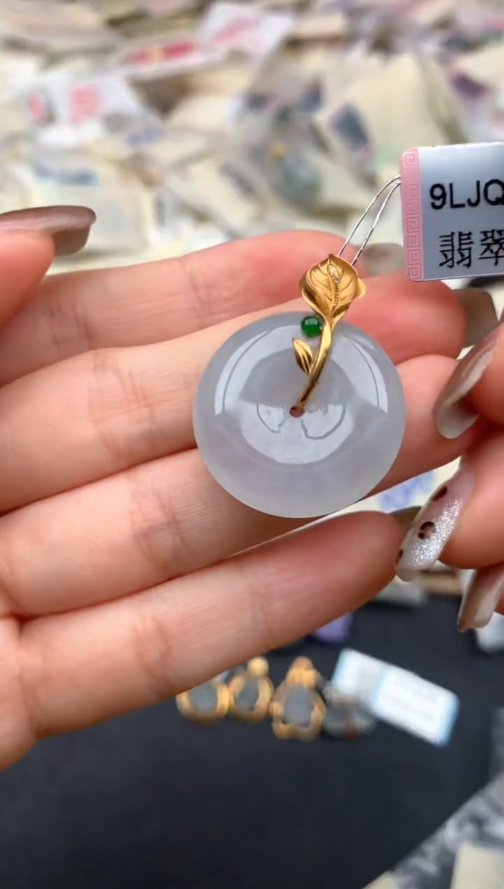 18K金镶嵌挂件翡翠一