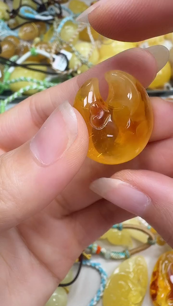 未镶嵌琥珀裸石如图