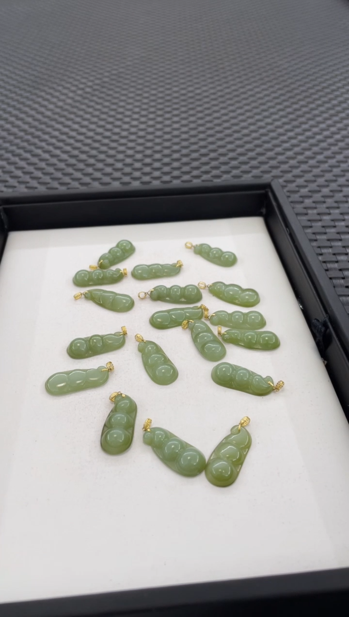 吊坠(不含链)18K金镶嵌和田玉四季豆有纹（多样性发一件）PP129