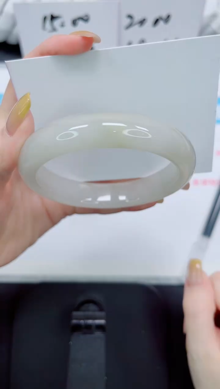 石英质玉手镯未镶嵌4