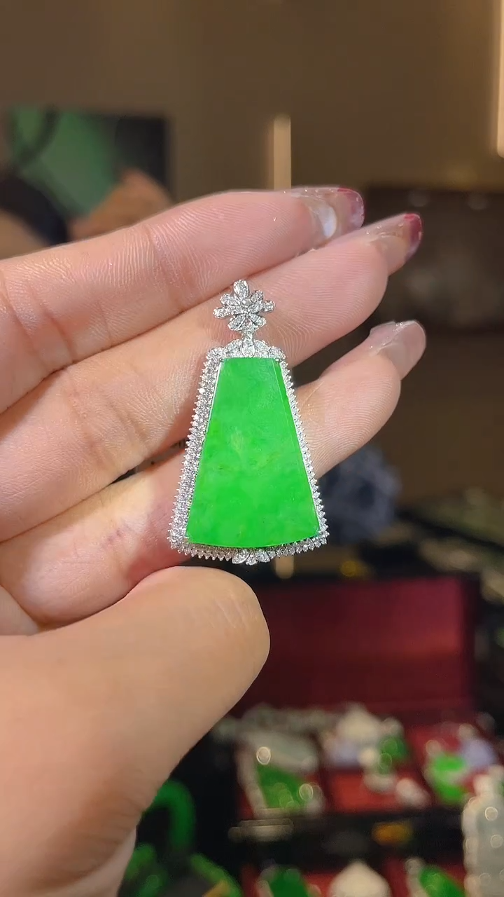 【闪购商品】翡翠吊坠(不含链)18K金镶嵌天然翡翠A货