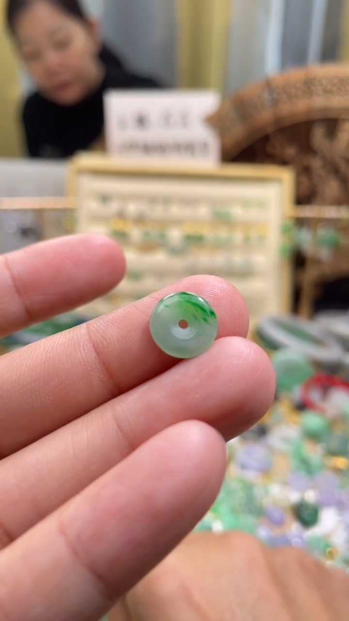 颈饰未镶嵌翡翠平安扣