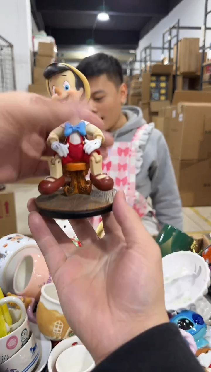 瓷片摇头匹诺曹摆件