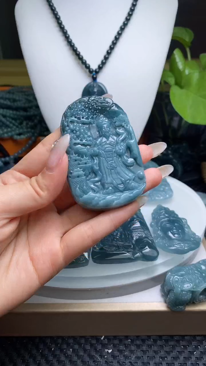 翡翠未镶嵌颈饰         