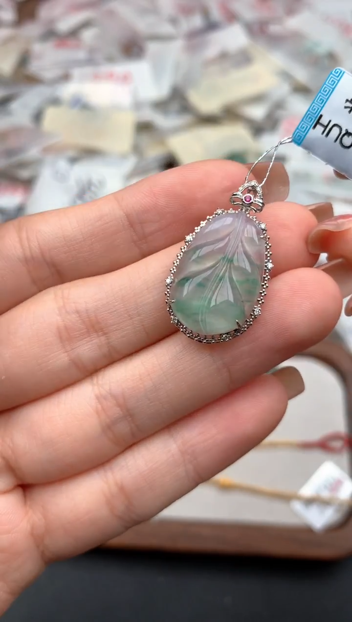 18K金镶嵌挂件翡翠一