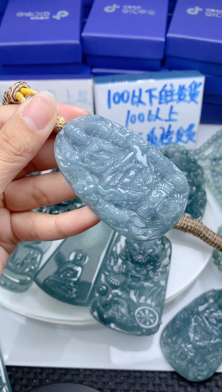 翡翠未镶嵌颈饰 