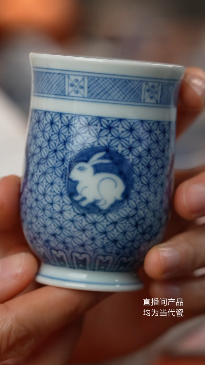 源明青忆前途似锦手握杯