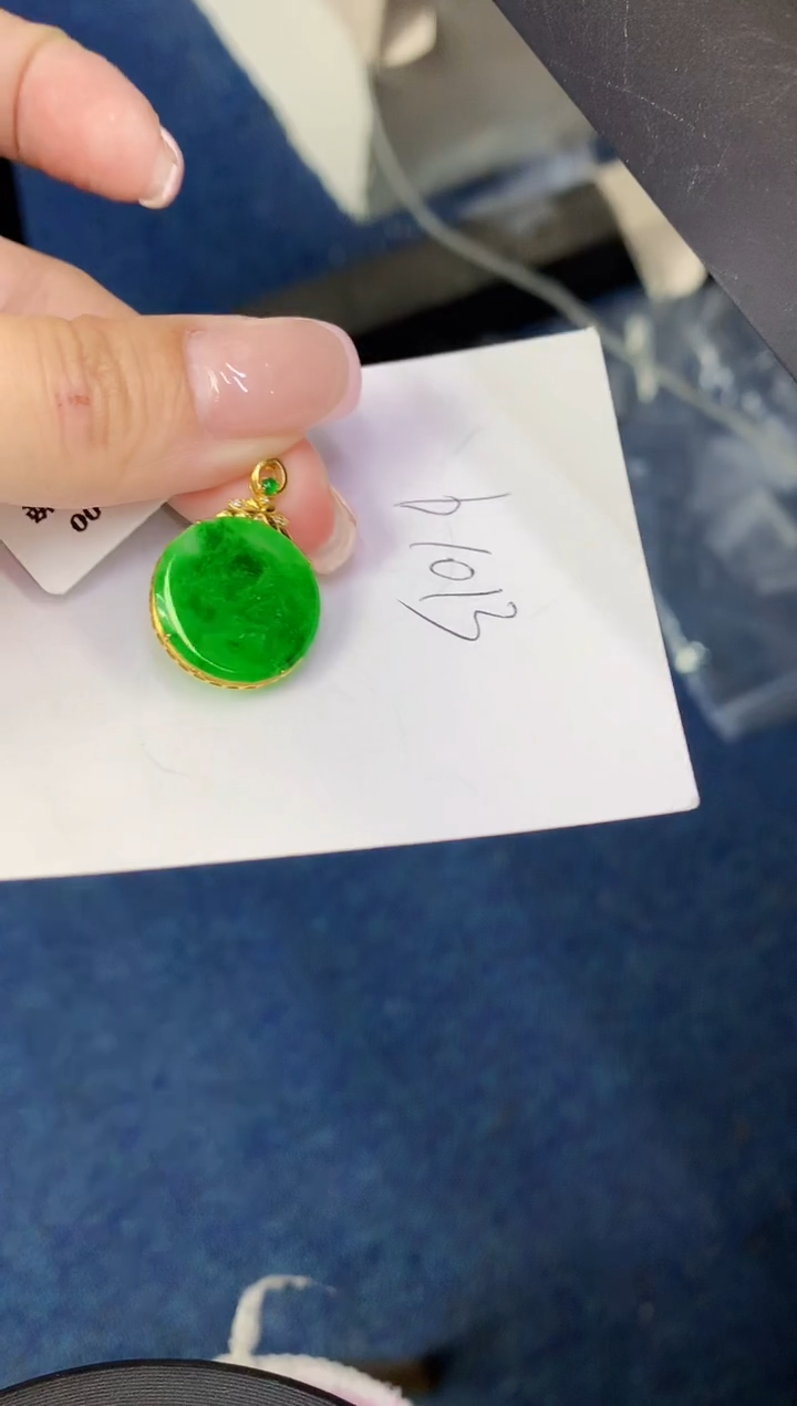 翡翠18K金镶嵌颈饰缅甸天然翡翠A货