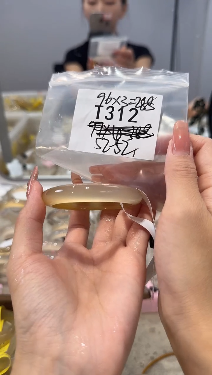 玛瑙/玉髓手镯未镶嵌?T312