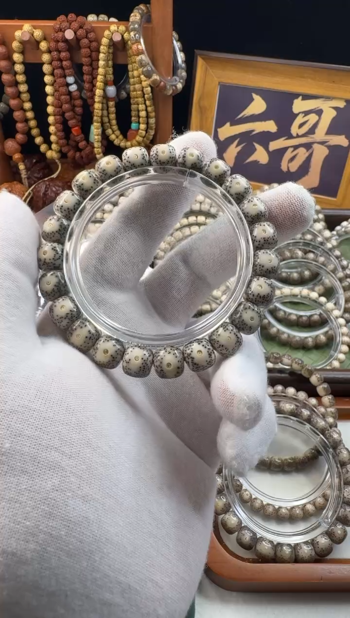 手串星月菩提万****行星月菩提石玉料绿包白大眼睛