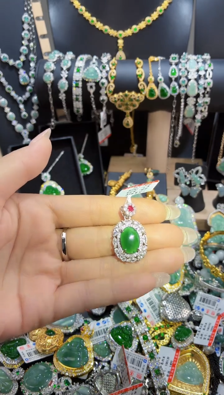 翡翠未镶嵌颈饰天然翡翠A货多样性发其一