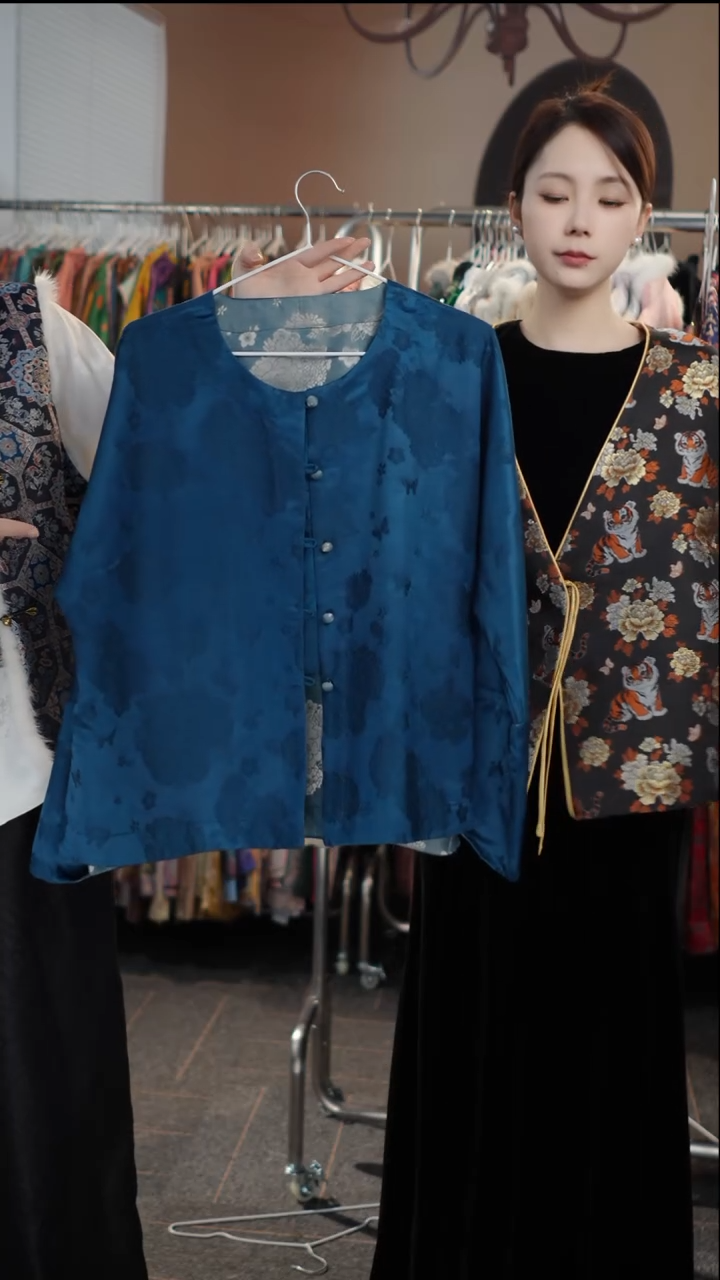 蓝色丝羊毛开衫      