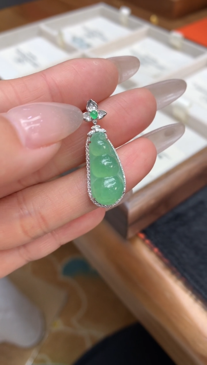 【闪购商品】翡翠颈饰18K金镶嵌福豆