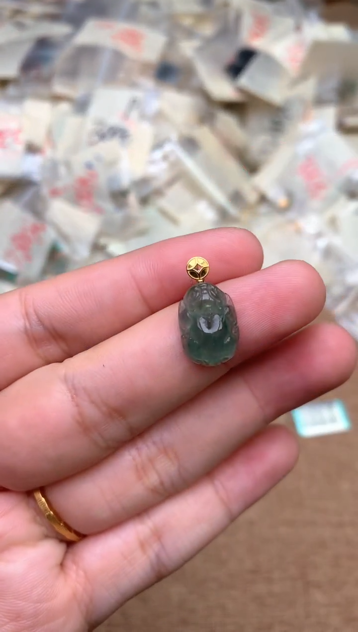 18K金镶嵌挂件翡翠 — 