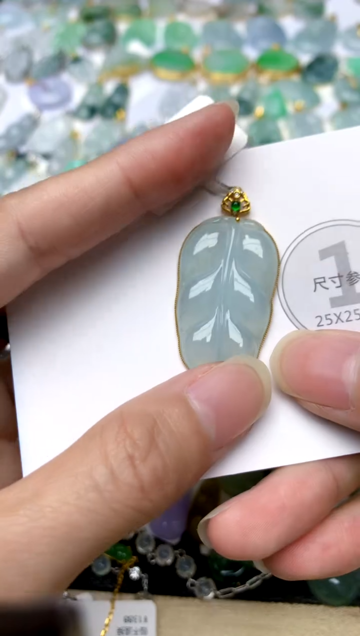 颈饰18K金镶嵌翡翠天然A货翡翠