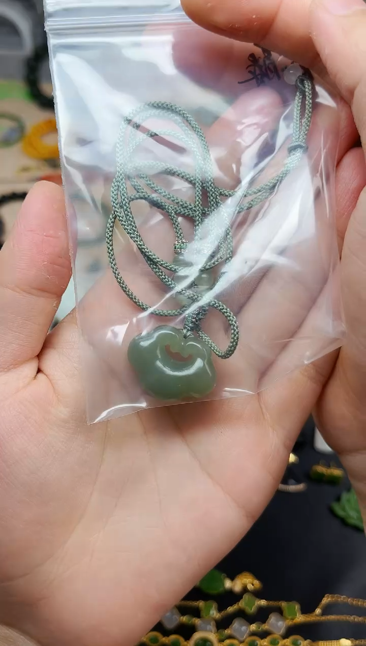 和田玉未镶嵌颈饰如意锁06