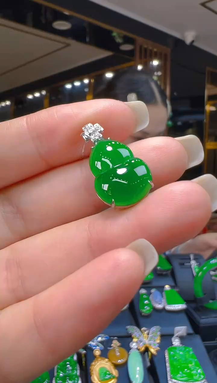 吊坠(赠链)18K金镶嵌翡翠040   