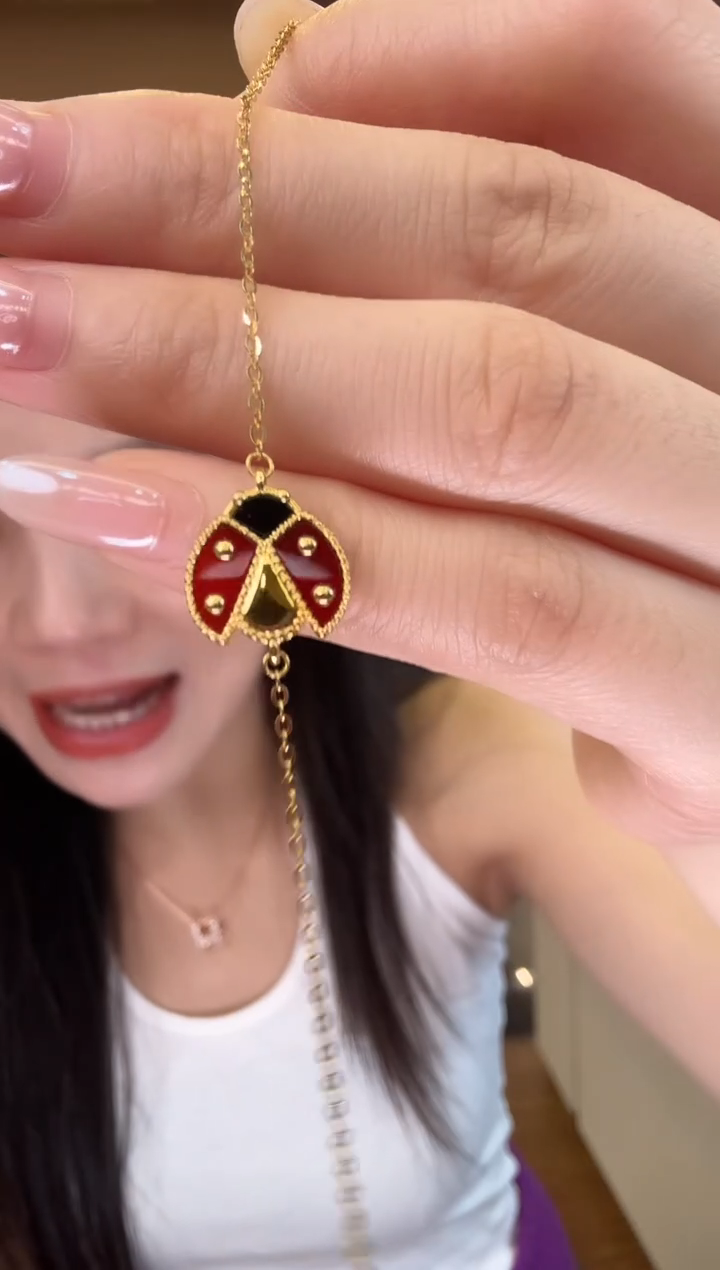 18K金镶嵌手链玛瑙/玉髓瓢虫手链
