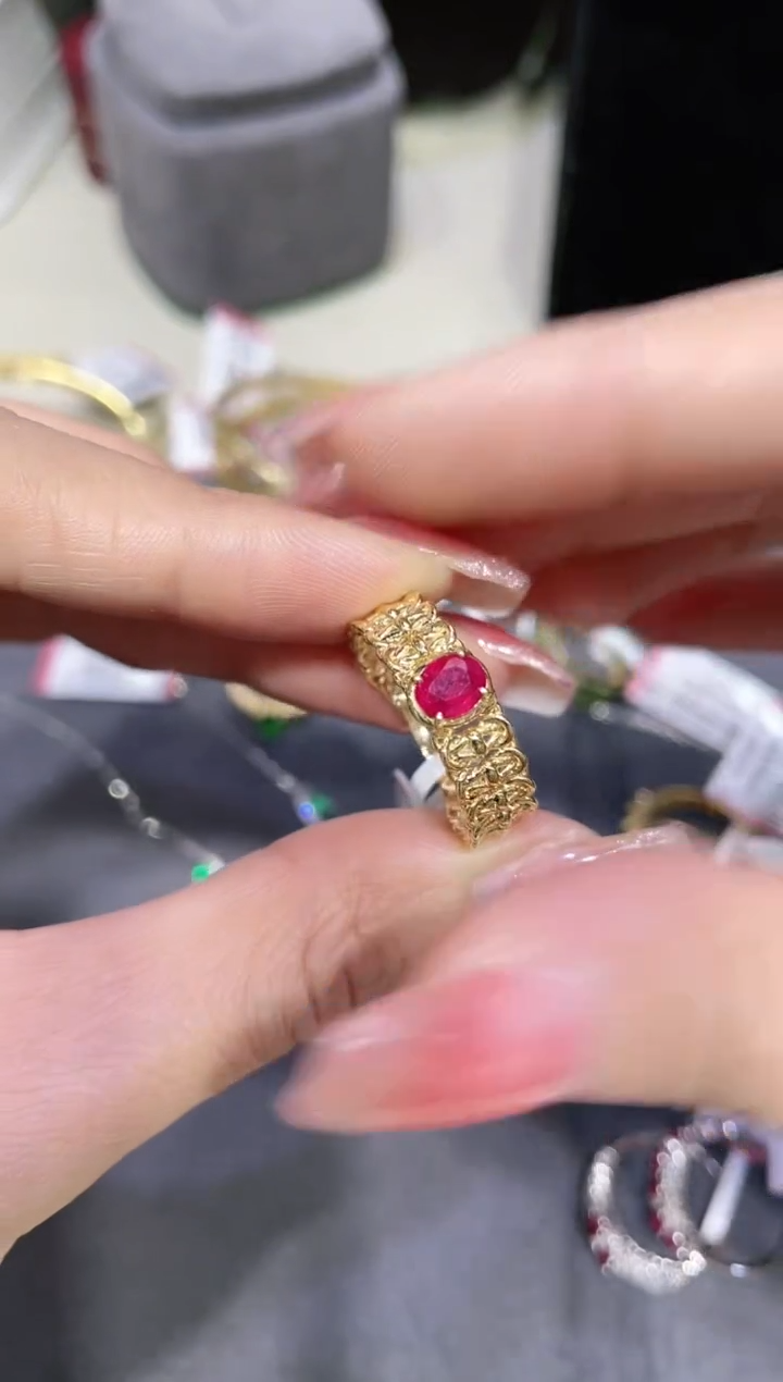 18K金镶嵌天然红宝石戒指