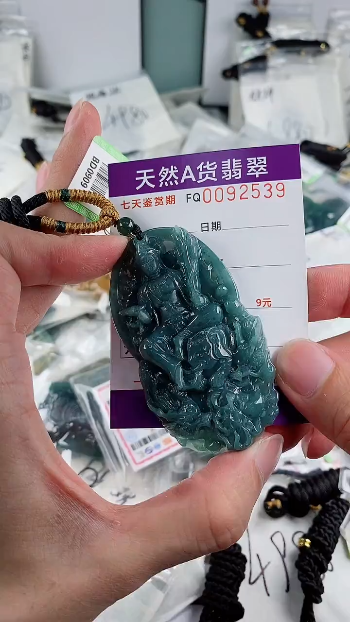 翡翠未镶嵌颈饰           