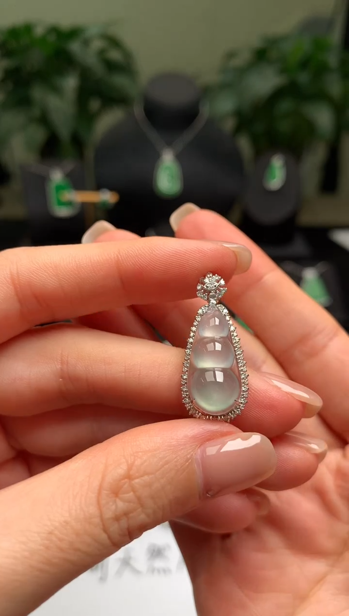 颈饰18K金镶嵌翡翠福豆