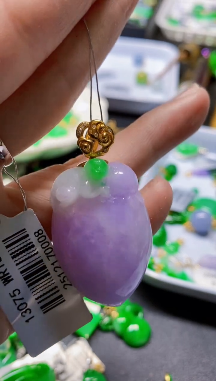 颈饰18K金镶嵌翡翠瓜