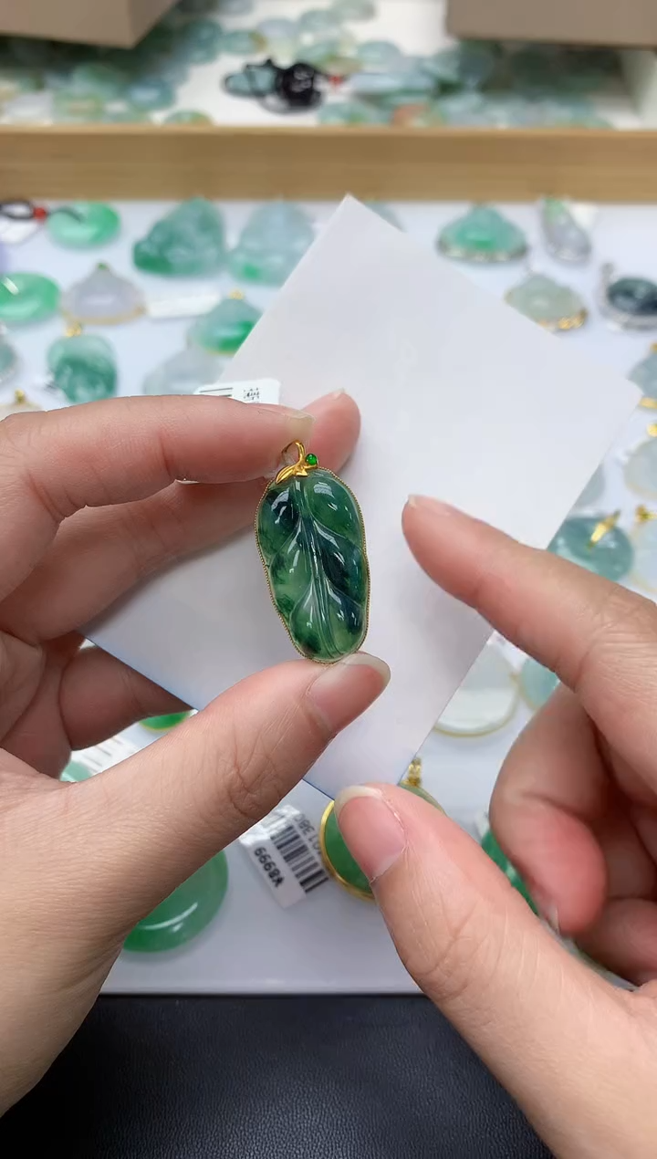 颈饰18K金镶嵌翡翠天然A货