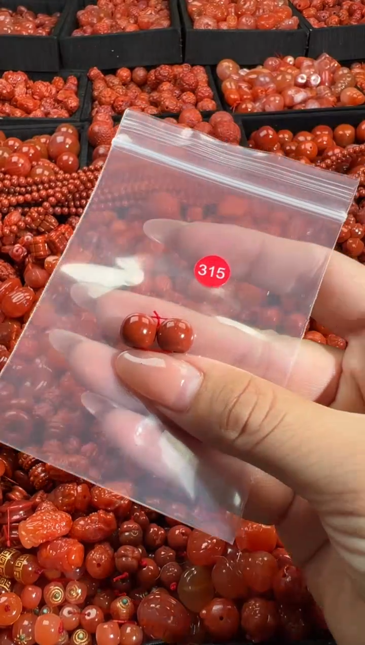南红玛瑙未镶嵌颈饰1